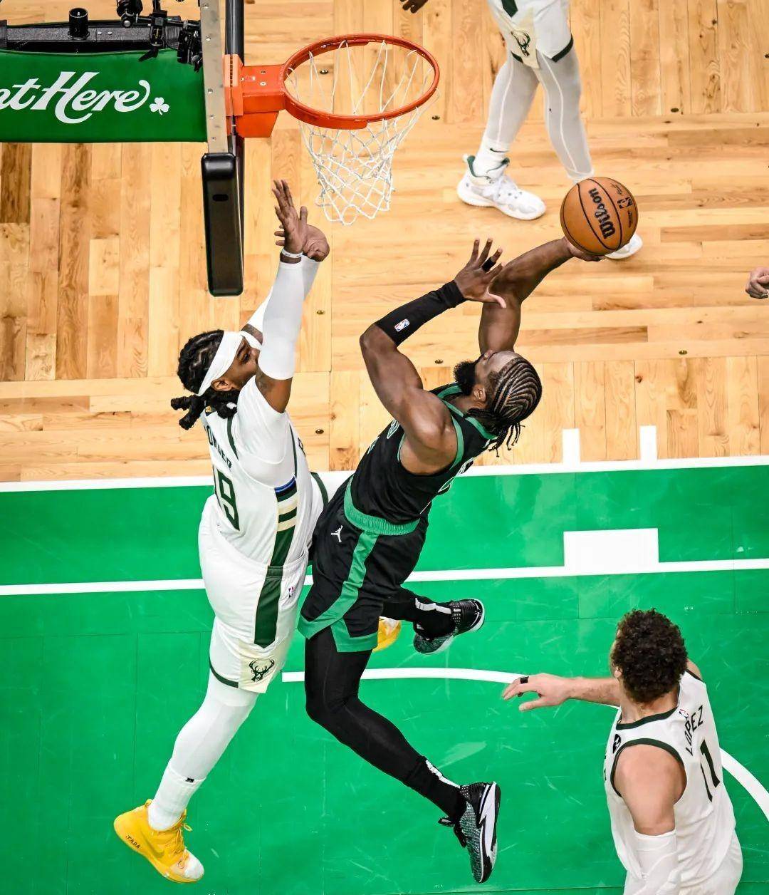 塔图姆爆冷击败皇家马德里，问鼎冠军引爆全场！